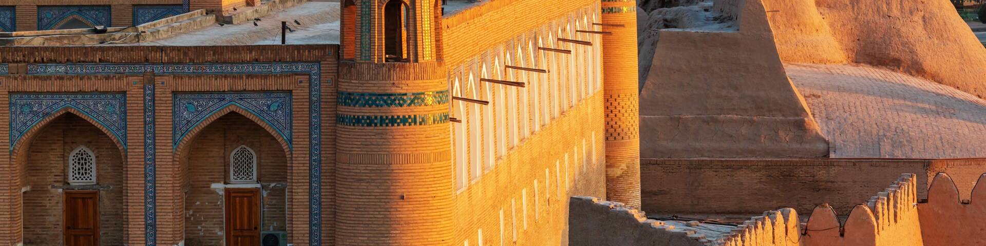 Una fortaleza histórica con torres ornamentales y una muralla defensiva.