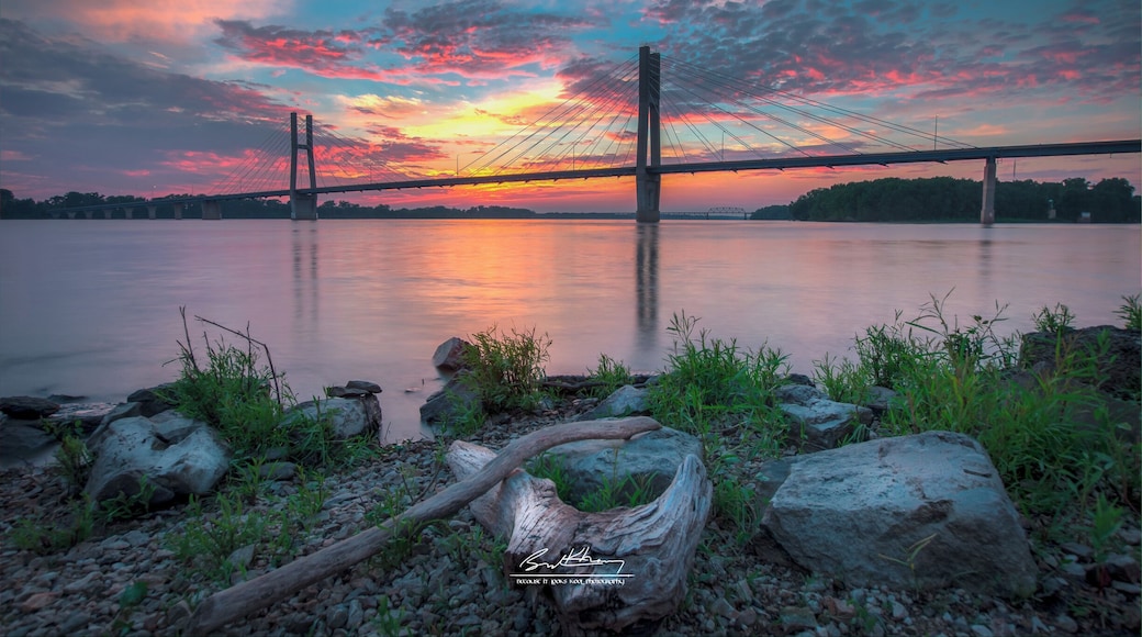 Sunset over the Bayview Bridge in Quincy, IL
#bvstrove