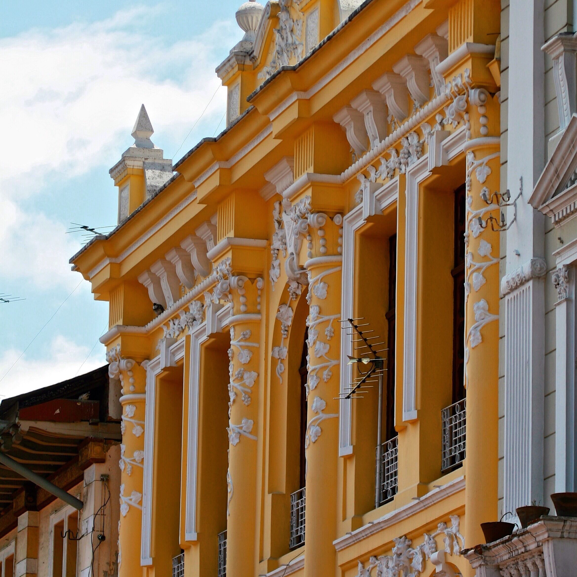 We took a city tour of #Quito, #Ecuador and were pleasantly surprised by the beauty, the landscape, the history, and architecture. 💗