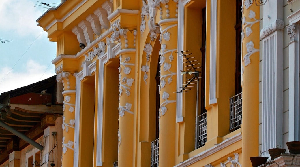 We took a city tour of #Quito, #Ecuador and were pleasantly surprised by the beauty, the landscape, the history, and architecture. 💗