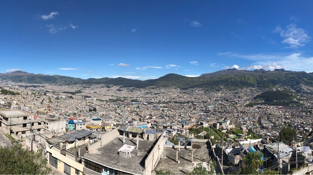 Panoramic view of 1
Quito with the volcano behind