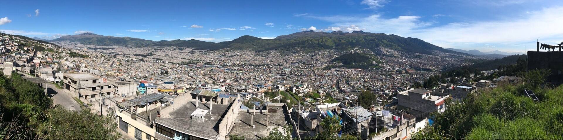 Panoramic view of 1
Quito with the volcano behind