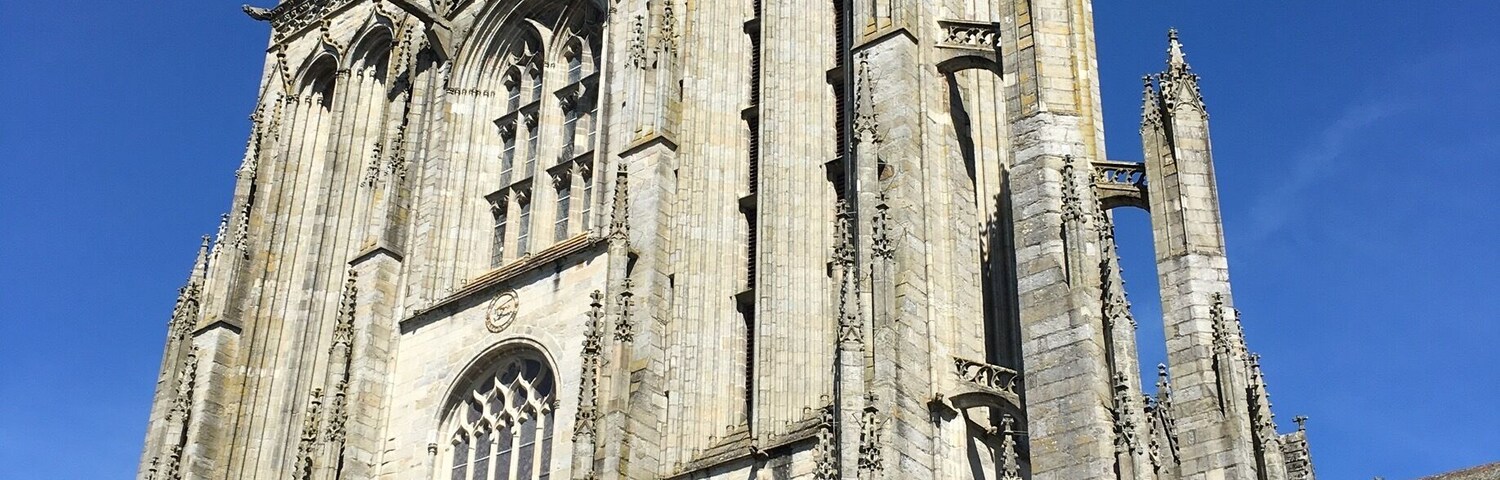 Una gran catedral gótica con elaboradas esculturas de piedra y agujas puntiagudas.