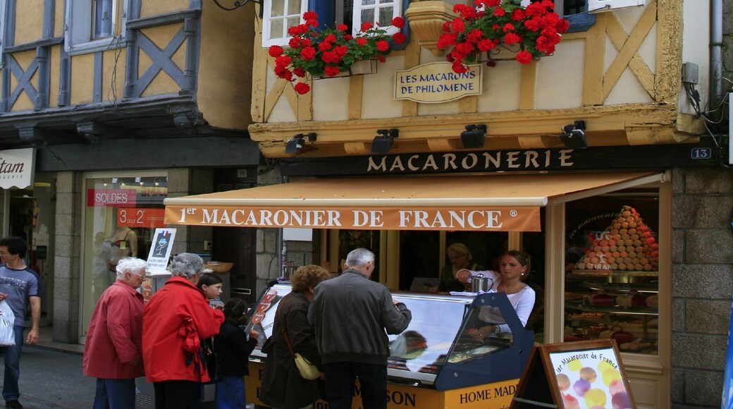 Quimper which includes signage, street scenes and a city