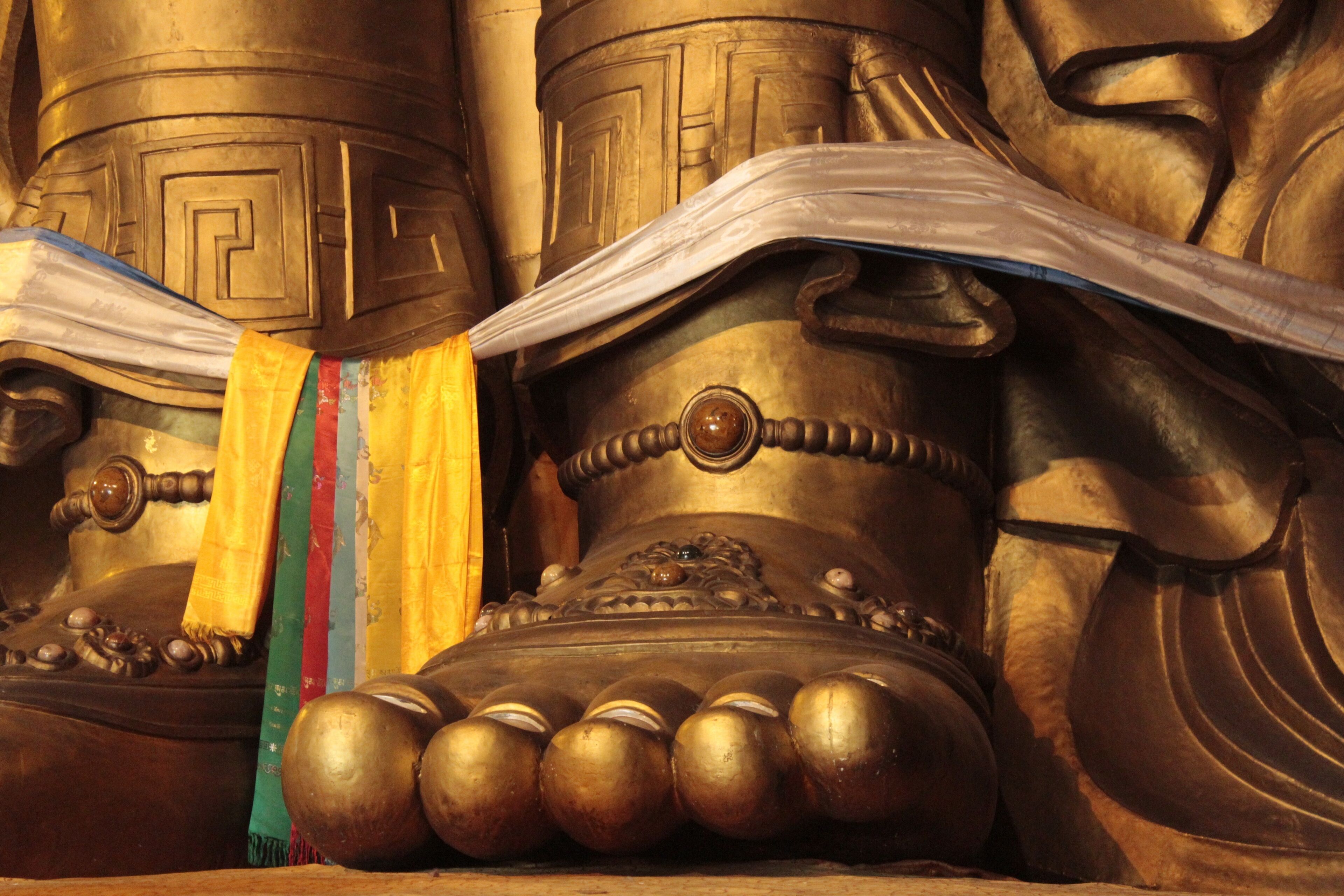 Fuß der 26 Meter hohen Statue der Göttin Janraisig im Gandan-Kloster, Ulaan-Baatar.
Foot of the statue of  Avalokiteshvara - 26 metres high at Gandan Monastry, Ulaan-Baatar.