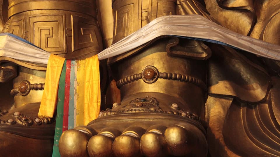 Fuß der 26 Meter hohen Statue der Göttin Janraisig im Gandan-Kloster, Ulaan-Baatar.
Foot of the statue of Avalokiteshvara - 26 metres high at Gandan Monastry, Ulaan-Baatar.