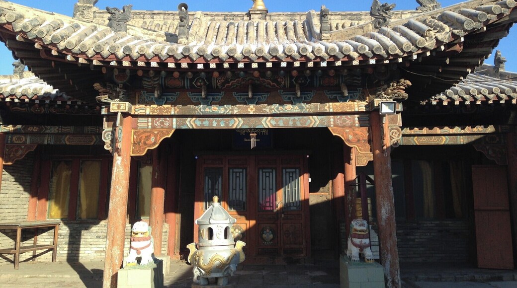 The fairly humble Dolmaling Nunnery and Tumen Amgalan Complex is in an impoverished area on the outskirts of Ulaanbaatar. We went along to make and serve soup to people who have no way of getting by without the support of the Buddhist temple.