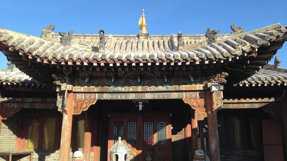 The fairly humble Dolmaling Nunnery and Tumen Amgalan Complex is in an impoverished area on the outskirts of Ulaanbaatar. We went along to make and serve soup to people who have no way of getting by without the support of the Buddhist temple.