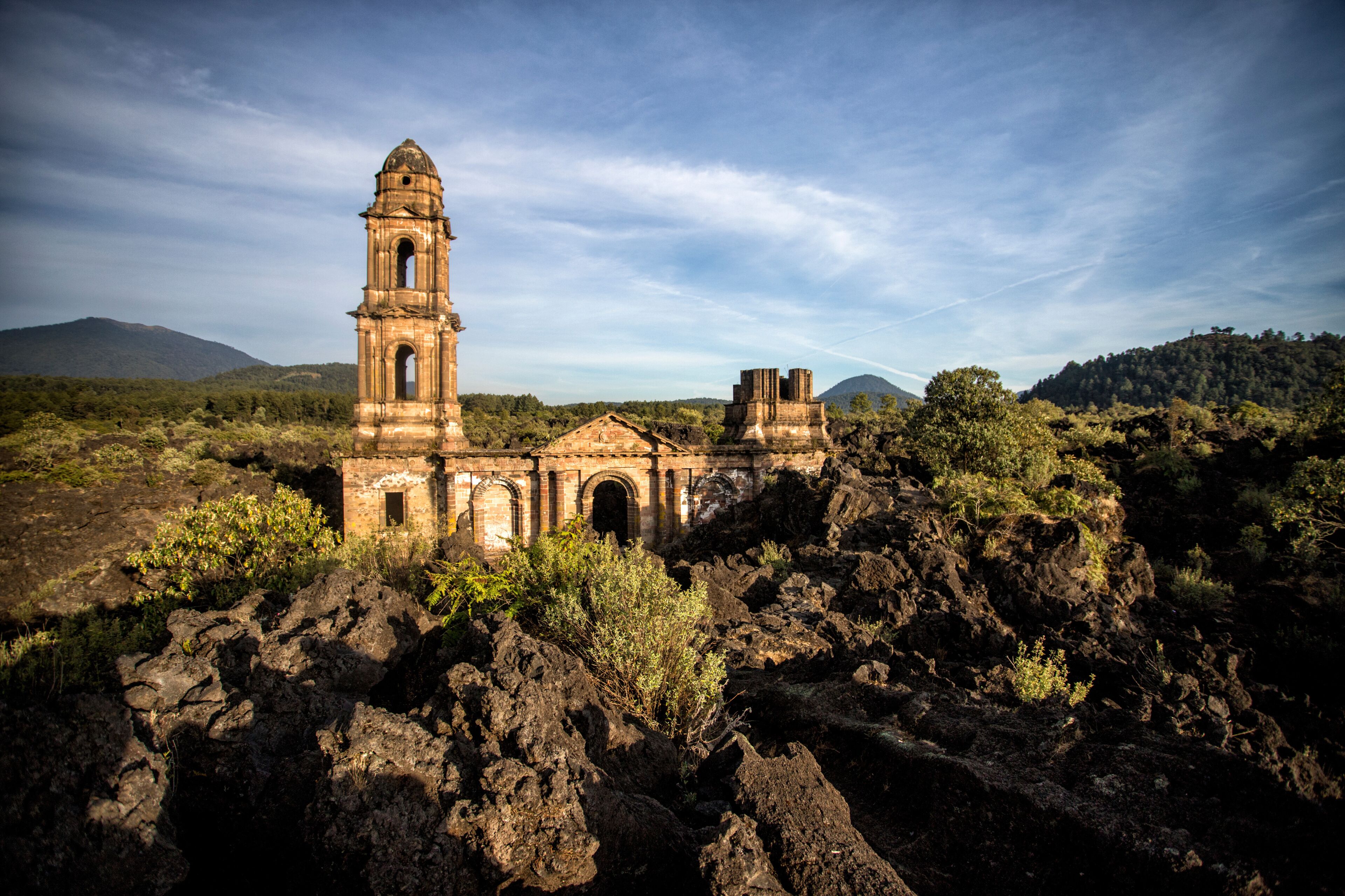 Antigua Iglesia de San Juan Parangaricutiro, enterrado por el Volcan Paricutin, Michoacan Mexico