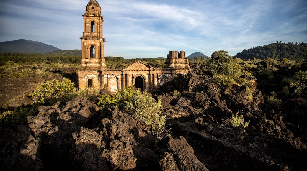 Antigua Iglesia de San Juan Parangaricutiro, enterrado por el Volcan Paricutin, Michoacan Mexico