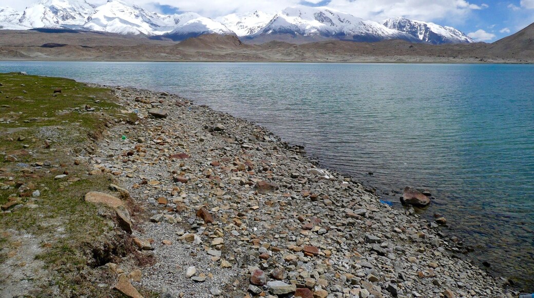 I think the best sights are those that appeared right in front of your vision when least expected. As is the case here on the day excursion from Kashgar (Kashi to the Chinese).
Mountains after mountains with snow peaks and lakes under the #blue sky!
Yes, this is a rarity in Asia. Most places are crowded with civilization but this rare window into the heart of China is what takes breath away, not the pollution in the cities!
#ontheroad