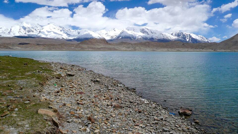 I think the best sights are those that appeared right in front of your vision when least expected. As is the case here on the day excursion from Kashgar (Kashi to the Chinese).
Mountains after mountains with snow peaks and lakes under the #blue sky!
Yes, this is a rarity in Asia. Most places are crowded with civilization but this rare window into the heart of China is what takes breath away, not the pollution in the cities!
#ontheroad