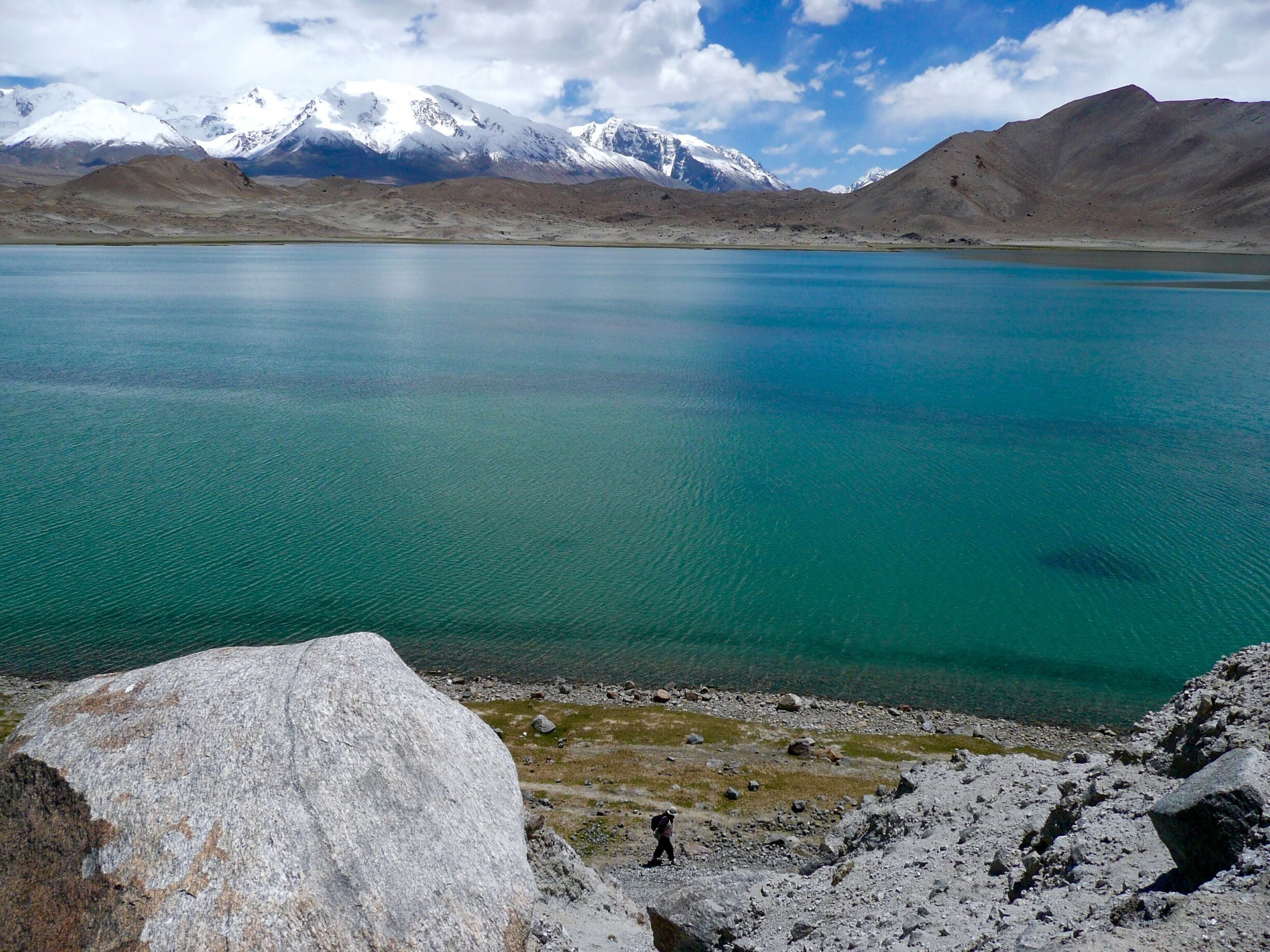 This is the vista stretching from Kashi in western China to about 2 hours from Pakistan border. We drove for a day to simply enjoy the freedom from crowd and noises in this most populated country in the world! Who could have known there are still plenty of open spaces and fresh air here?

#ontheroad