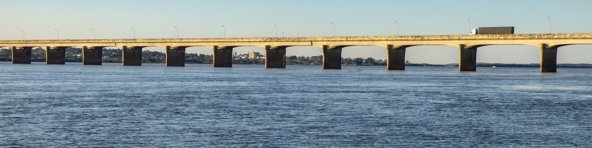 Un puente sobre una masa de agua bajo un cielo despejado.