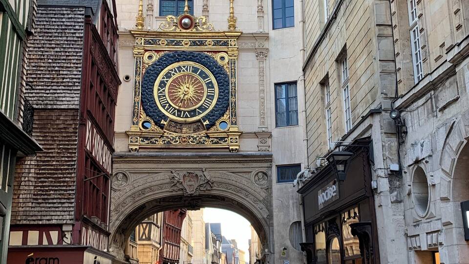 You don’t get tired of admiring the clock