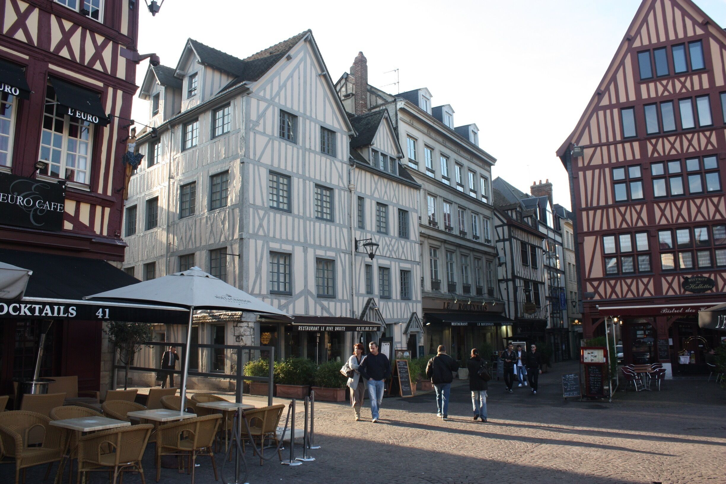 There are a lot of old houses in the center. 