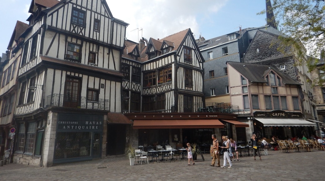 Rouen is a surprisingly beautiful city. At the tourist office you can buy an audio tour so that you can do a self guided tour through the city. It is a great way to get to know the inner city. https://prettypacked.wordpress.com/2017/08/29/a-day-trip-to-rouen/