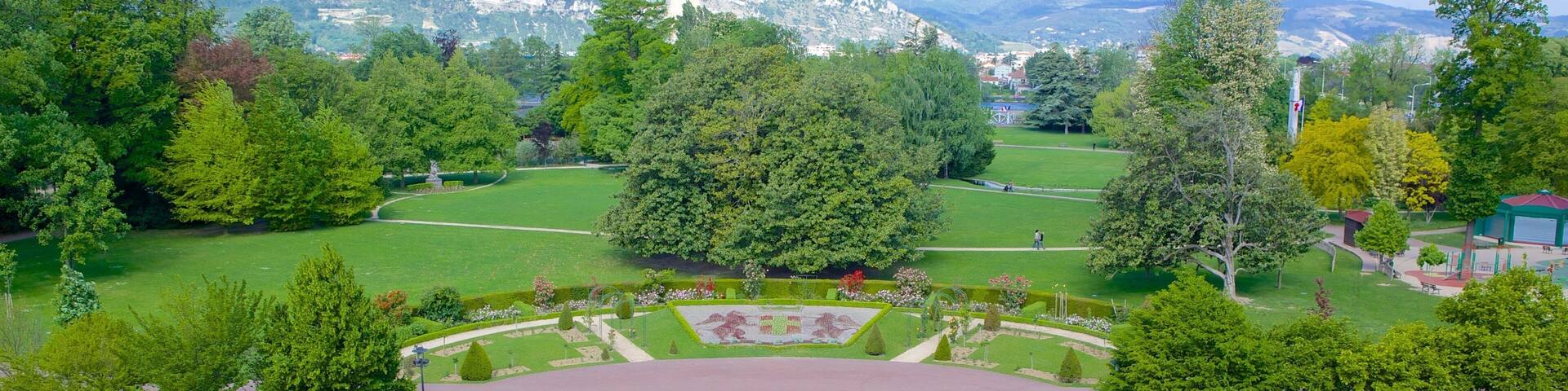 Valence showing landscape views and a park