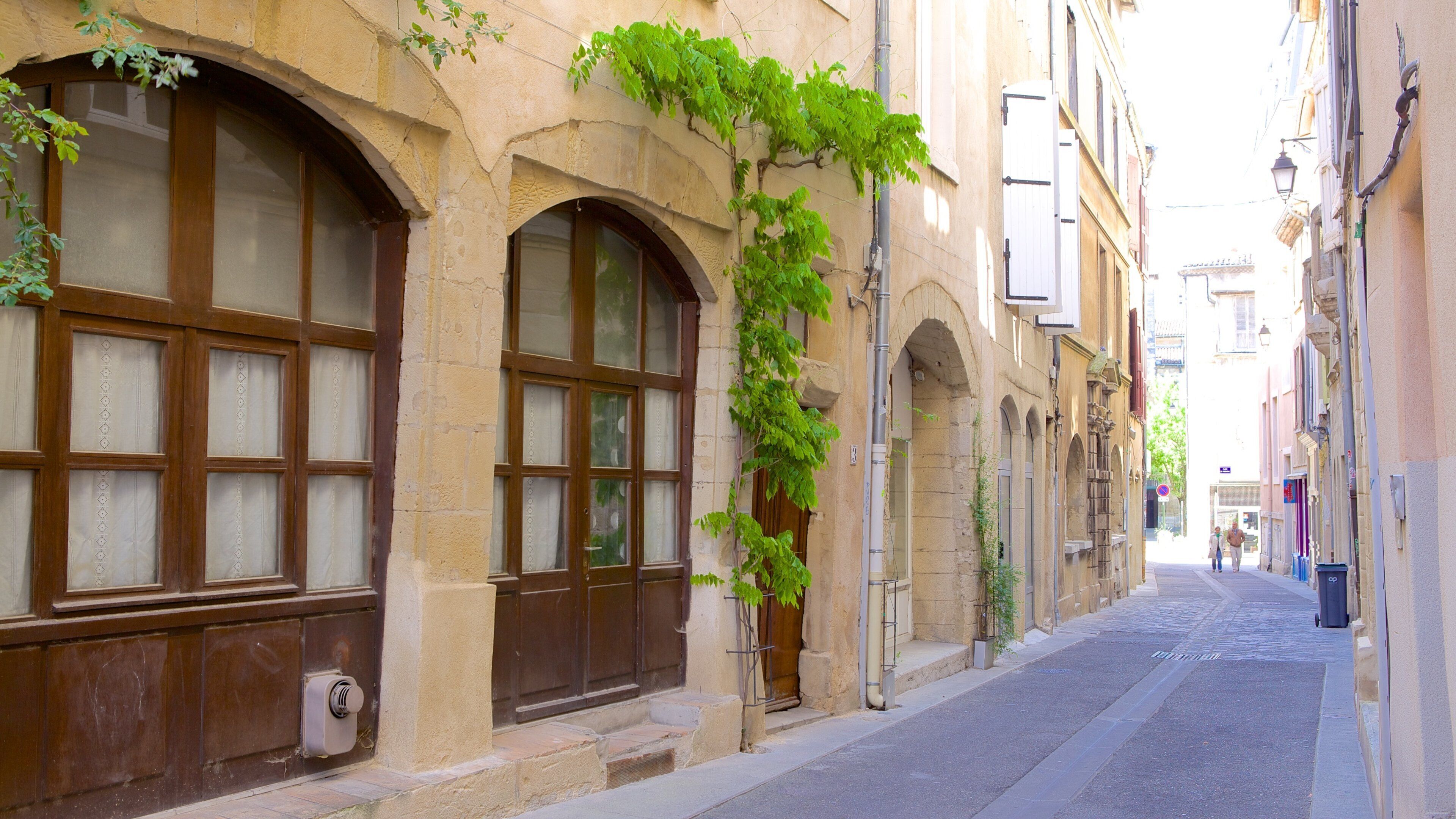 Valence ofreciendo imágenes de calles