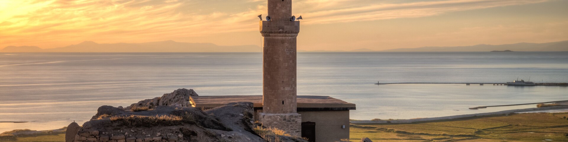 A view of the Van fortress with the mosque and minaret