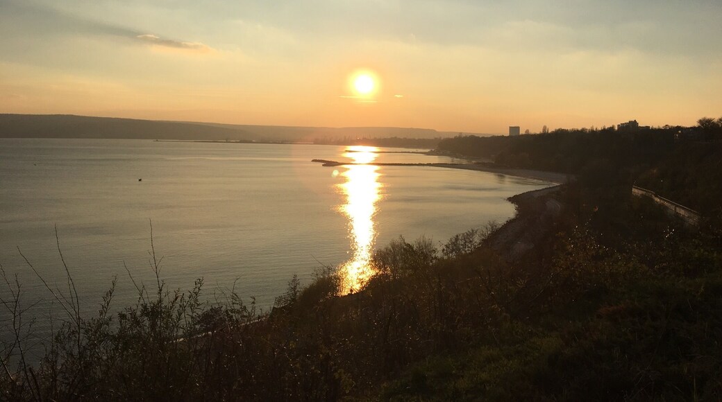 Walking in a beautiful garden to relax (sea garden), one at the biggest gardens i see, And having a amazing sunset to finish the day!