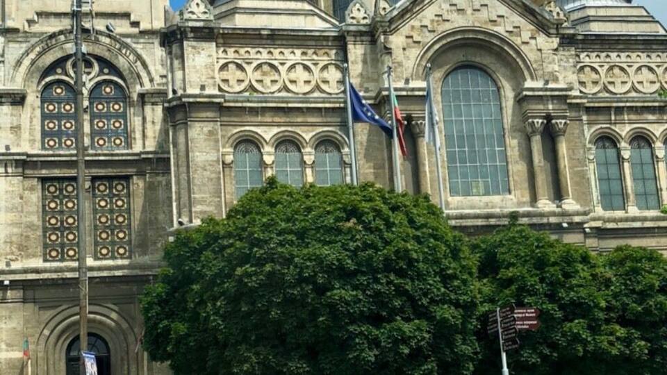 Built between 1880 and 1886, The Cathedral is Varna’s biggest Bulgarian Orthodox temple and the second largest in the country, too. The stone building is so big that you can easily see it from any high point in the centre of town.
#temple #varna 🇧🇬
