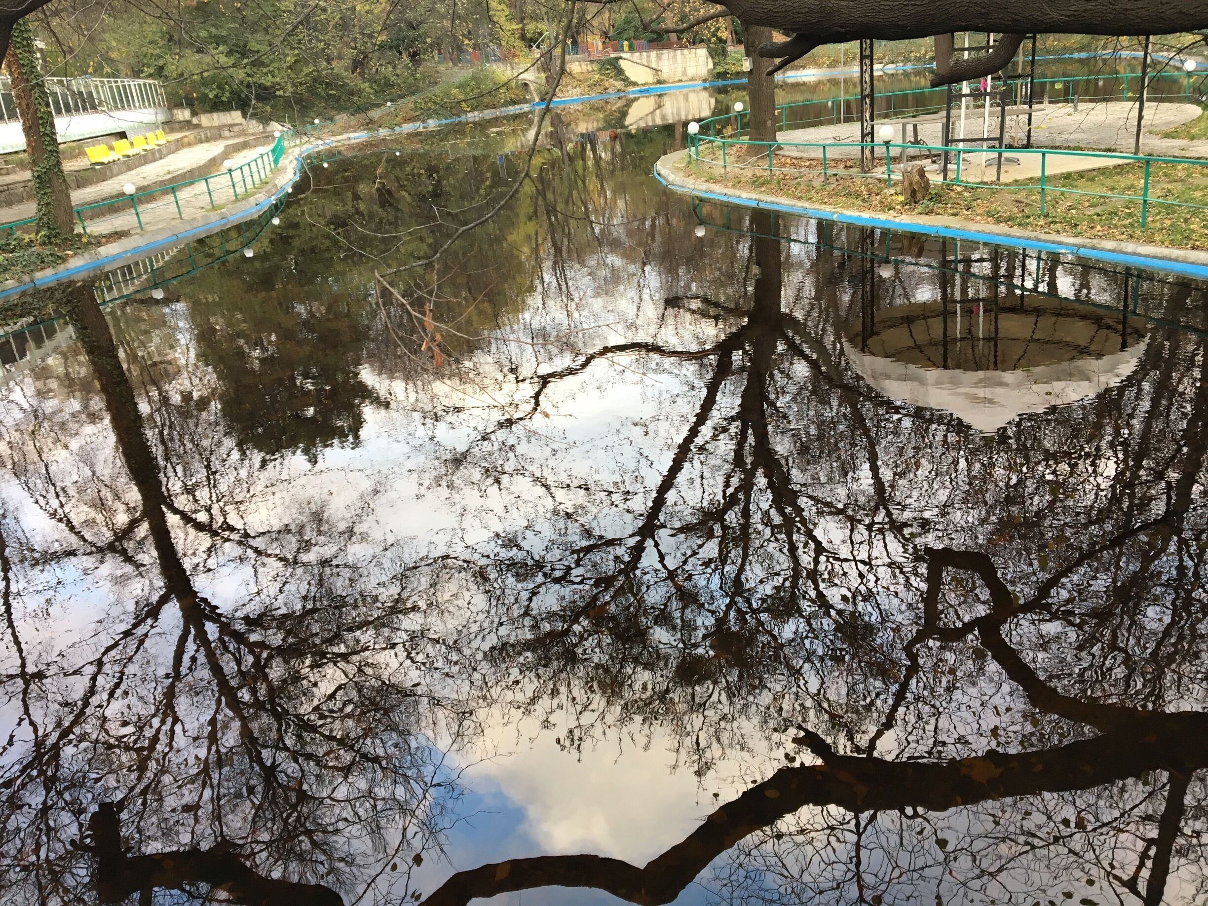 Beautiful lake in the middle a amazing park ! 
Sea garden 