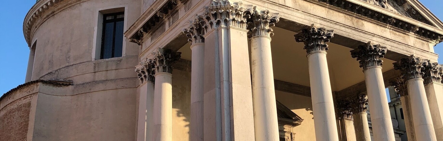 Beautiful Catholic Church along the Grand Canal in Venice, Italia. (09/2018)