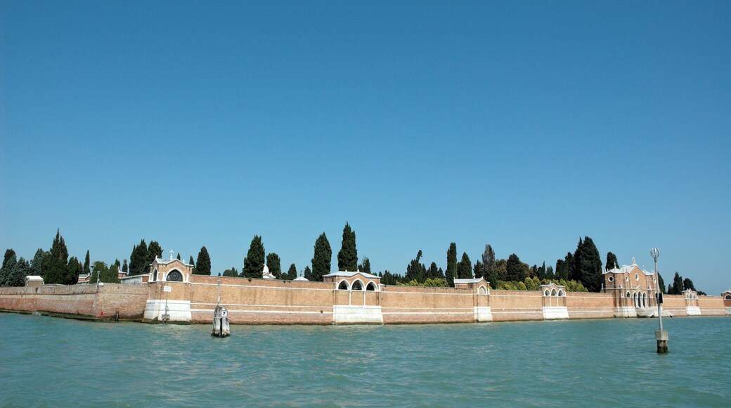 Walls of Isola di San Michele.