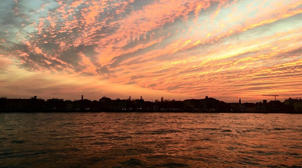 Sunset 🌅Venice. It was so magical 💫 #sunset #venice #italy #winter