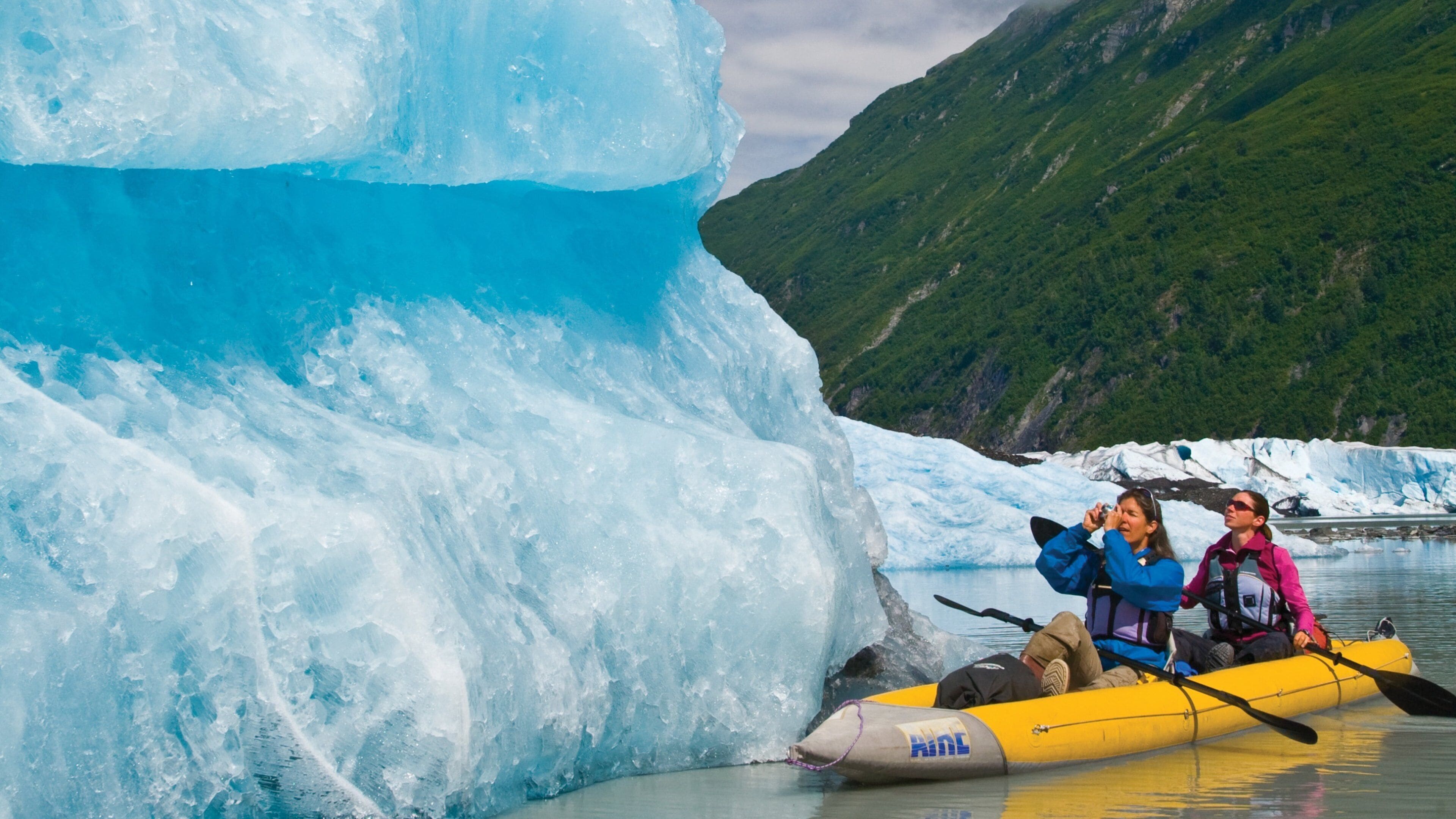 Valdez montrant kayak ou canoë et montagnes aussi bien que petit groupe de personnes