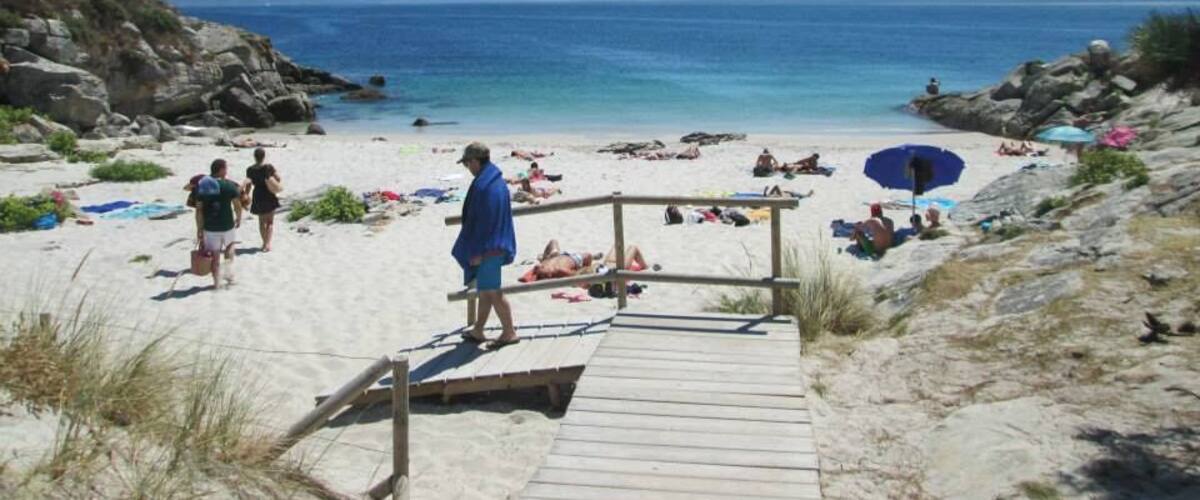 Areina Beach in Islas Cies, near Vigo, north of Spain.
This island really worth the visit, beautiful hiden beaches .Good for trekking.
Photo taken in August 2013.
http://www.campingislascies.com/