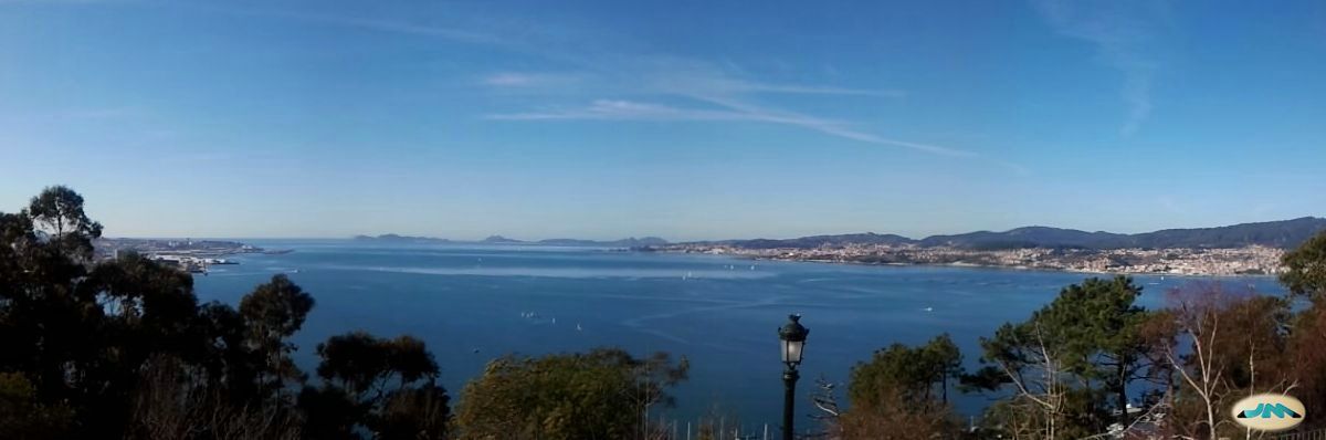 Ría de Vigo con una farola enmedio