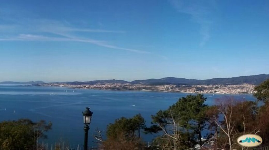 Ría de Vigo con una farola enmedio
