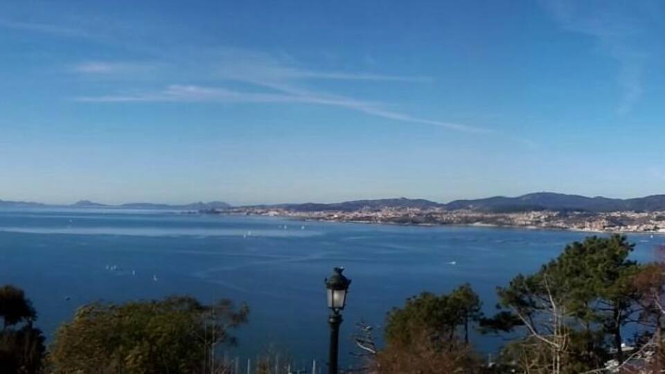 Ría de Vigo con una farola enmedio