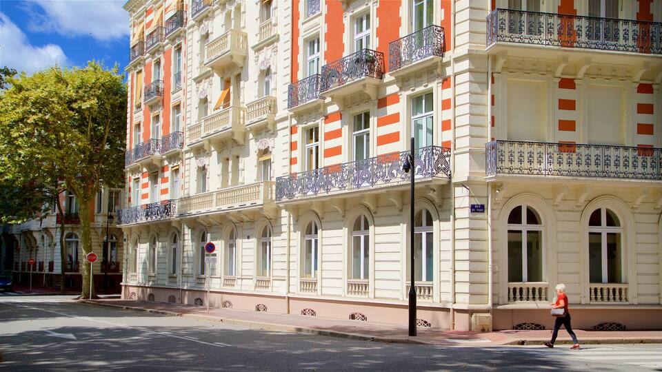 Vichy mit einem Straßenszenen sowie einzelne Frau