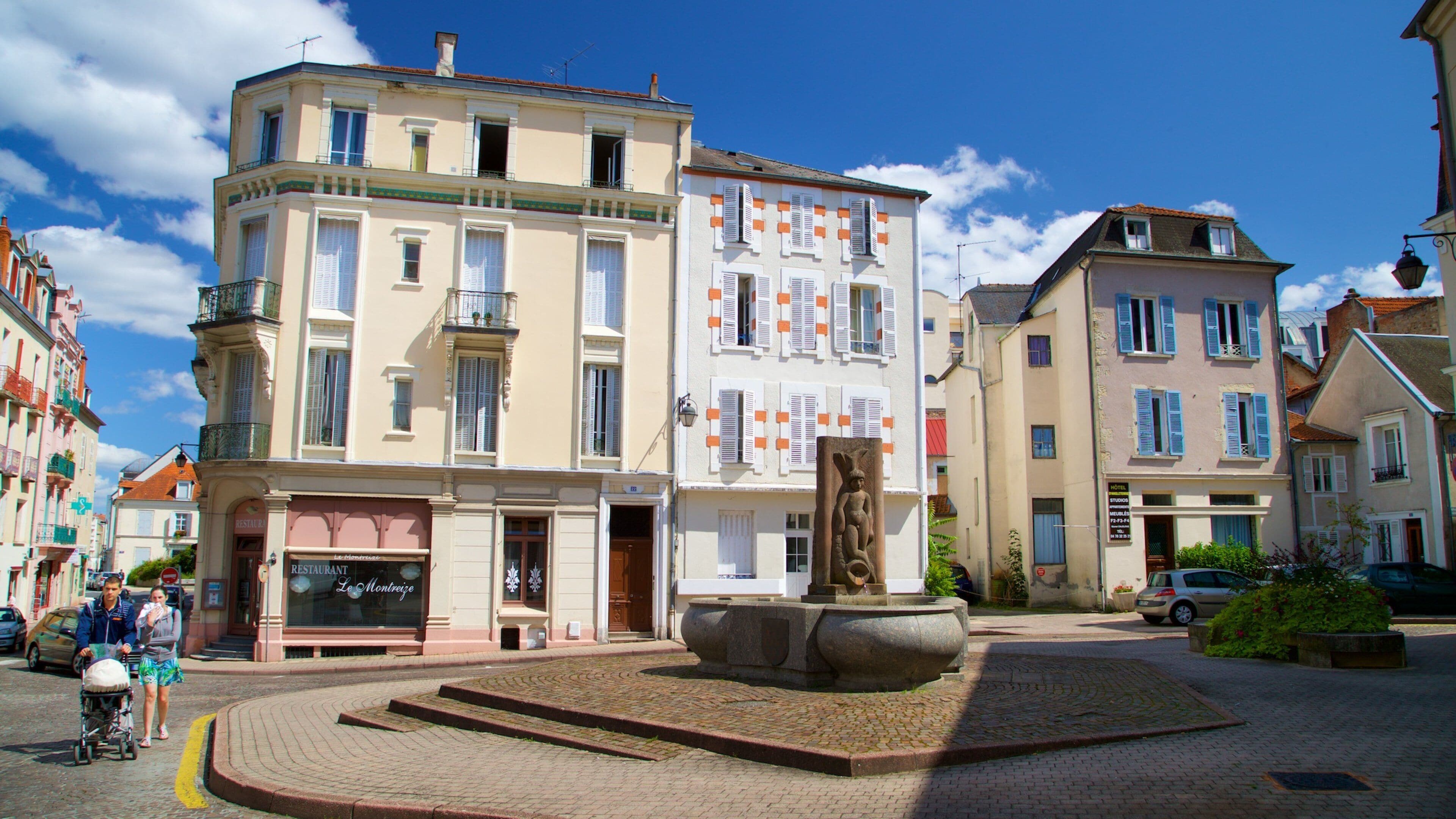 Vichy featuring lähde ja katunäkymät sekä perhe