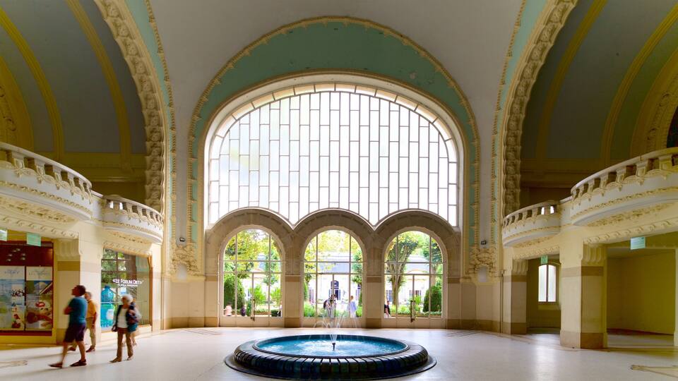 Vichy das einen Innenansichten und Springbrunnen