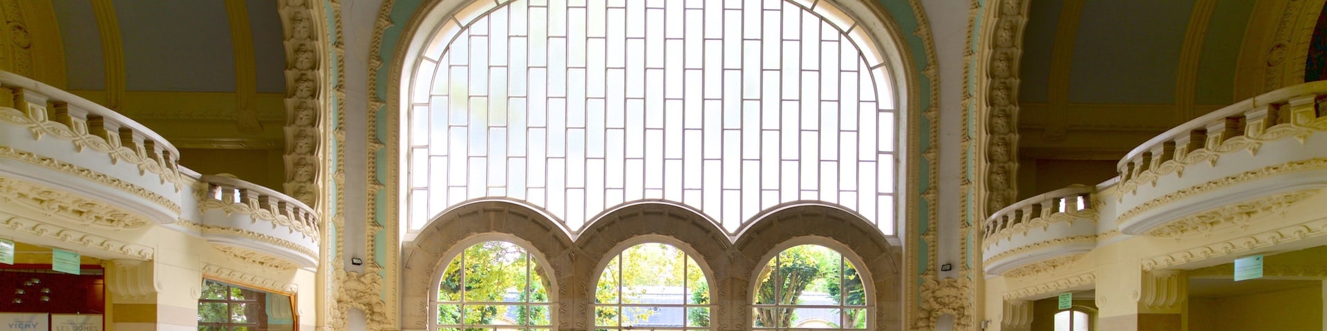 Vichy featuring interior views and a fountain