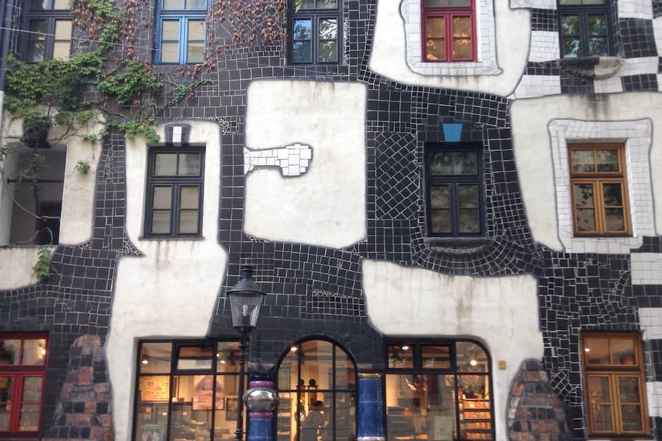 Edifici d'estil arquitectònic singular amb mosaics a blanc i negre, finestres apuntades i el número 5 ben visible a la façana.