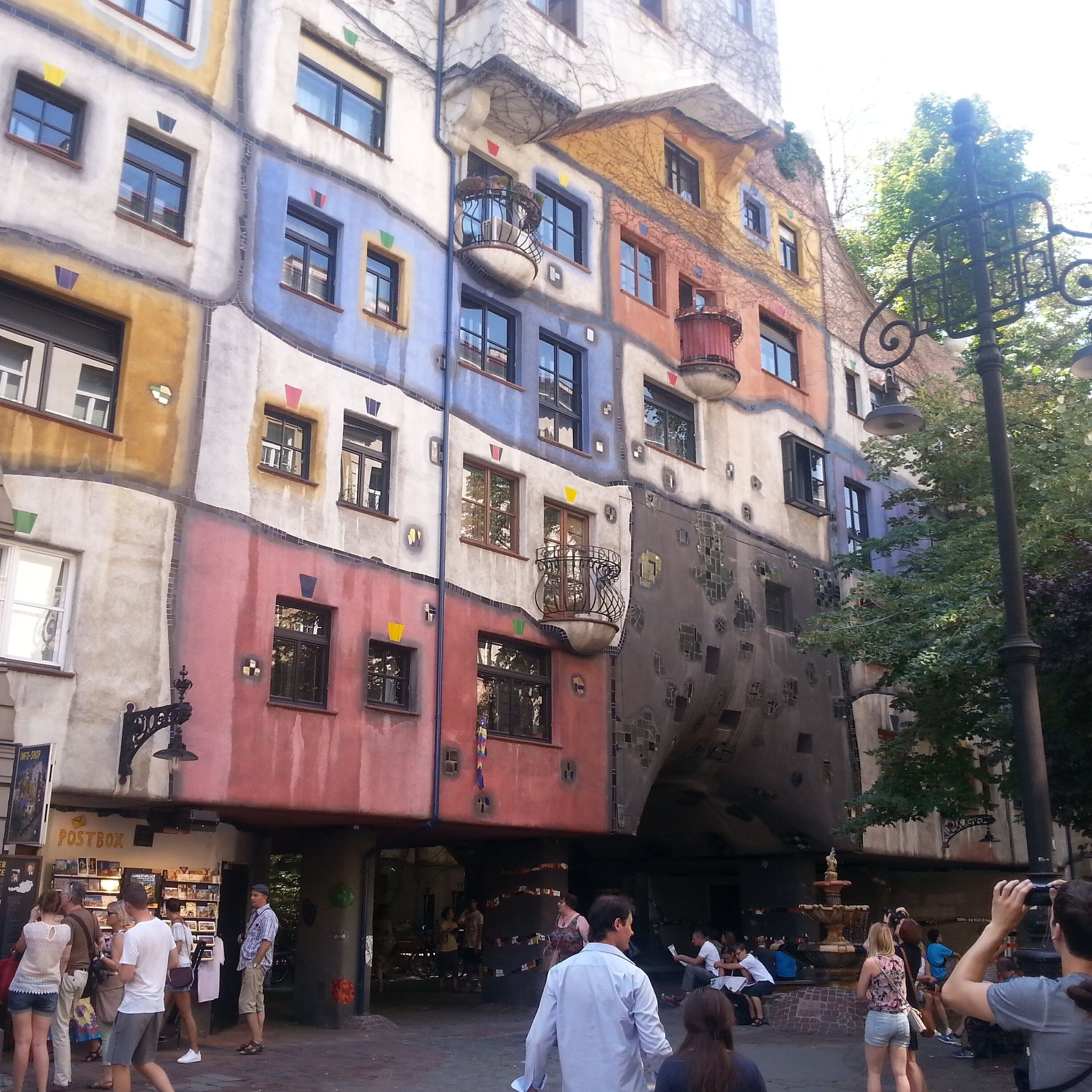 The apartment complex, built between 1983 and 1986 by Josef Krawina and Peter Pelikan, was an idea of the Austrian artist Hundertwasser to create an ecological house contrary to  the post-war Vienna.