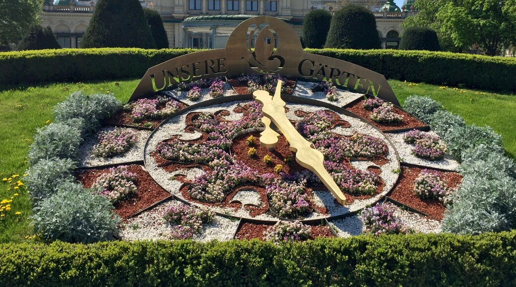 A working flower clock in Stadtpark, Vienna. #springfun