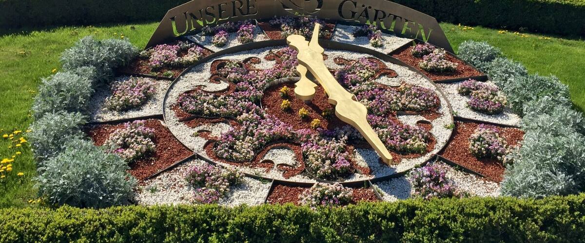 A working flower clock in Stadtpark, Vienna. #springfun