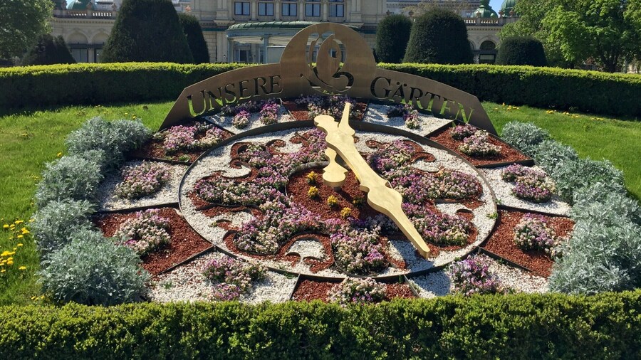 A working flower clock in Stadtpark, Vienna. #springfun