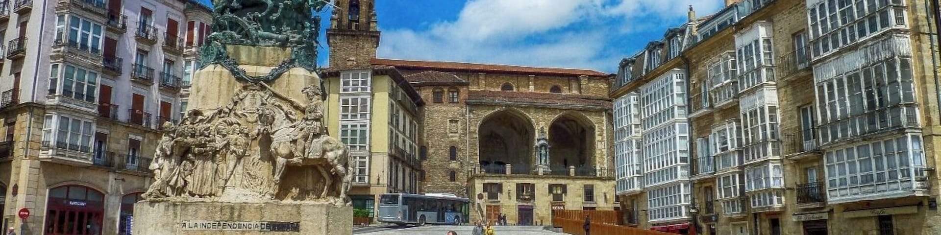 The plaza de la Virgen or the Old Square, is the main meeting point of Vitoria-Gasteiz. It is located between the neighbourhoods of Casco Viejo and the Eixample. It is surrounded by white houses and on the centre square, is located a monument in memory of the Battle of Vitoria (1813), an episode of the War of Independence.