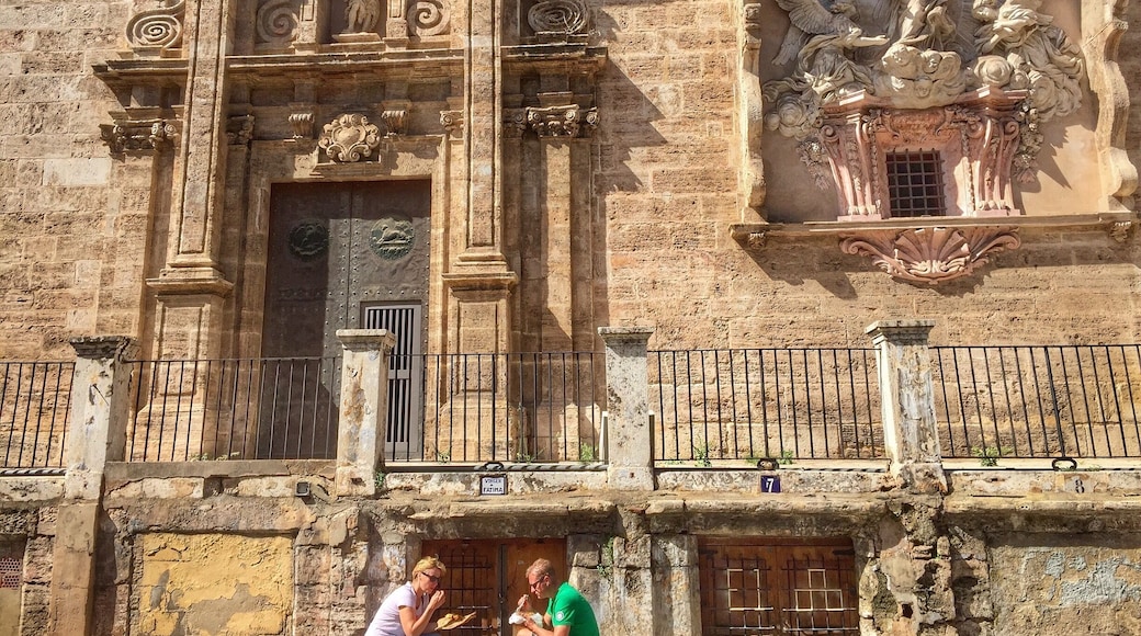 With this endless summer we're having, any corner of the city seems a perfect place to rest and get your strength back! ☀️ ☀️☀️ What about this one?👆🏼👆🏼 The "Santos Juanes" church, in the market square.
•••••••••••••••••••••••••••••
Con este verano interminable que tenemos, cualquier rincón de la ciudad es perfecto para reponer fuerzas. ☀️☀️☀️ ¿Qué os parece este?👆🏼👆🏼 La Iglesia de los Santos Juanes, en la plaza del mercado.