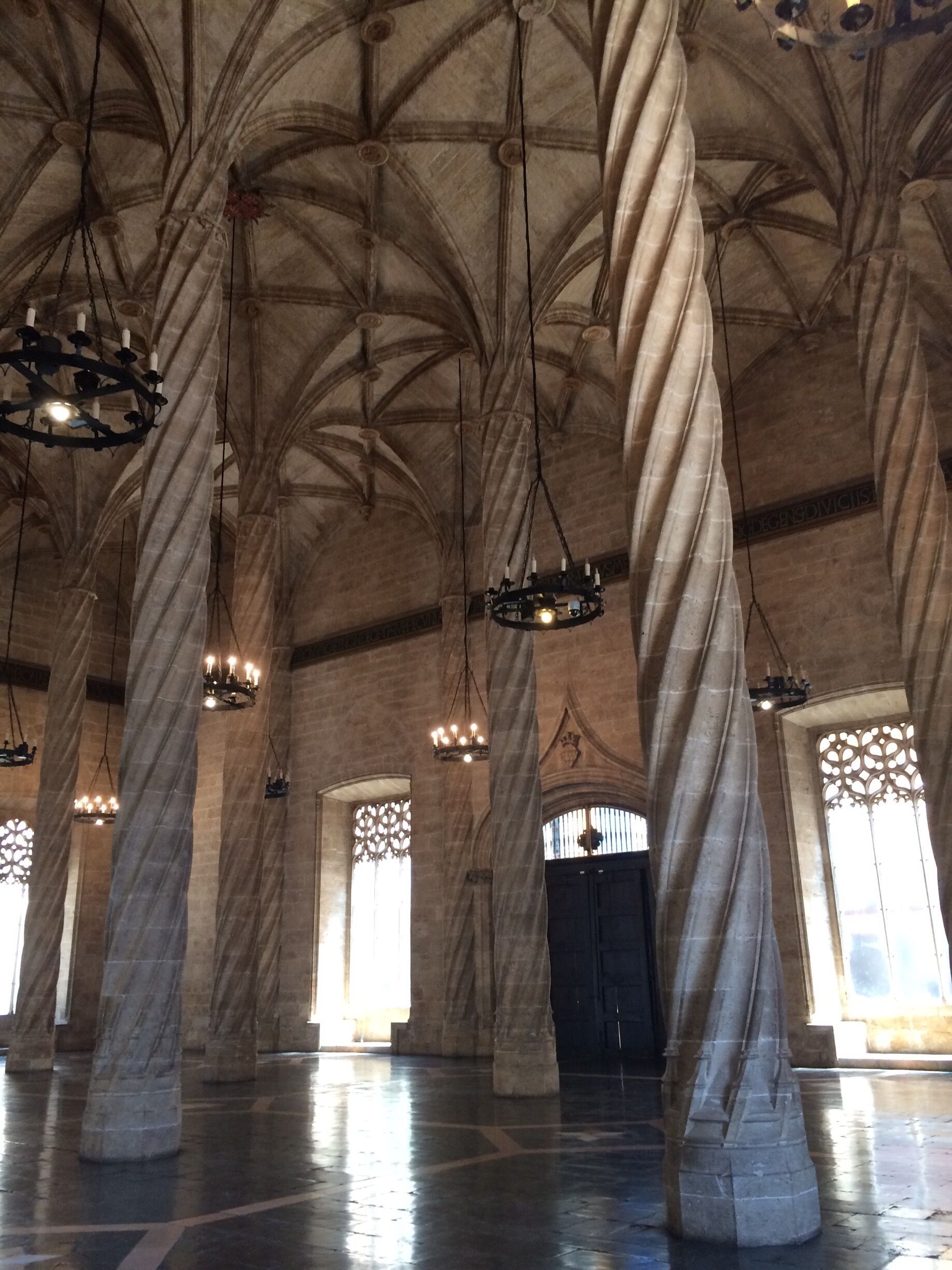 La Lonja is a beautiful building protected by UNESCO that used to be a merchants' meeting place. Its twisted columns are very peculiar.
#lalonja #valencia #unesco #spain 