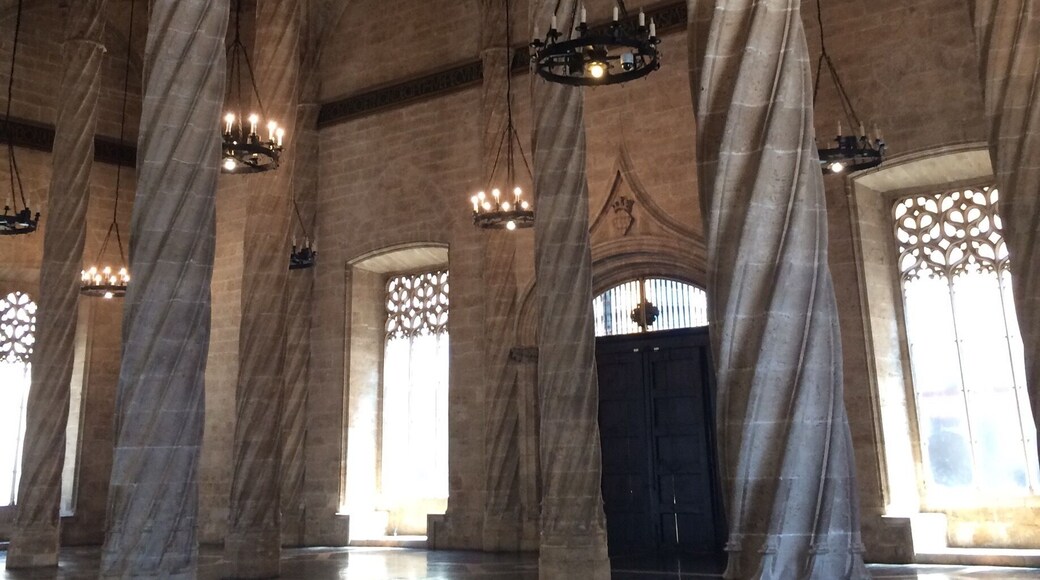 La Lonja is a beautiful building protected by UNESCO that used to be a merchants' meeting place. Its twisted columns are very peculiar.
#lalonja #valencia #unesco #spain