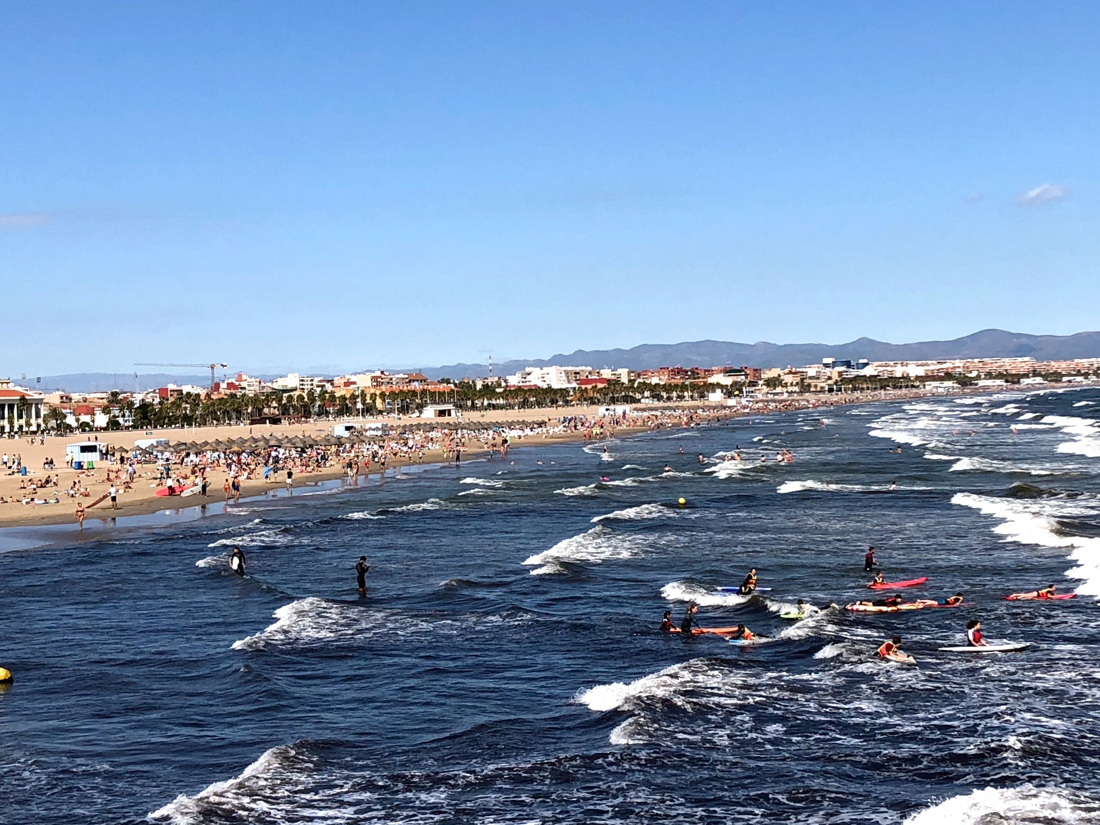 Playa de la Malvarrosa, one of Valencia´s best beaches has clean white sands, lined with many restaurants and is located close to the city.
This excellent urban beach is located in the north of the municipal district, between the town of Alboraya and Calle Acequia de la Cadena. With a length of 1 kilometre and an average width of 135 metres, it is a wide and open beach with fine sand, bordered by the promenade and equipped with numerous services.