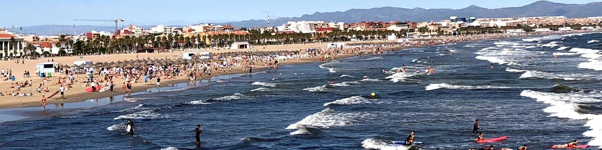 Playa de la Malvarrosa, one of Valencia´s best beaches has clean white sands, lined with many restaurants and is located close to the city.
This excellent urban beach is located in the north of the municipal district, between the town of Alboraya and Calle Acequia de la Cadena. With a length of 1 kilometre and an average width of 135 metres, it is a wide and open beach with fine sand, bordered by the promenade and equipped with numerous services.